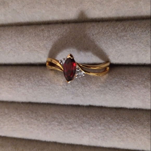 Womens ring 925 goldtone red stone size 8 - Picture 1 of 11